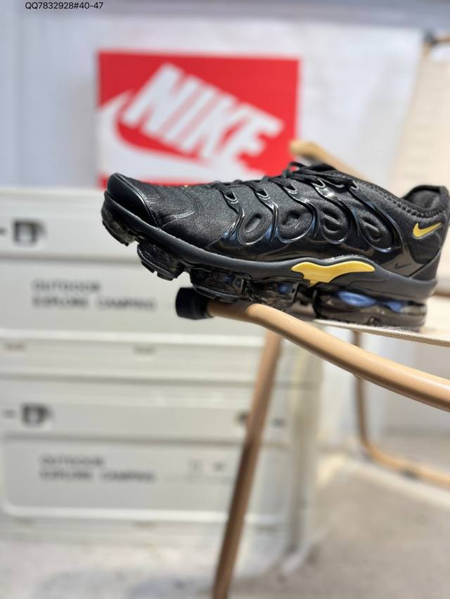 Nike 耐克 女子休闲鞋气垫缓震跑步鞋 Air Max Plus 运动鞋 造型超讨喜！鞋面以帆布和织物材质包裹，保证了轻薄透气，更适合夏季穿着。鞋侧 鱼骨 形