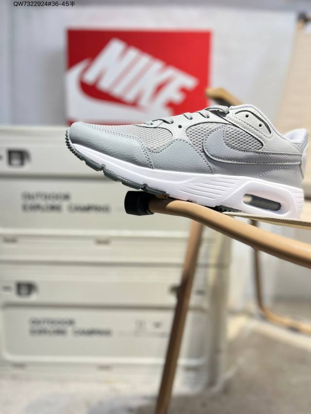 耐克 Nike Air Max 90 经典复古小气垫缓震跑鞋 鞋面由皮和革织物打造，犀利的条线打造出酷劲十的足视觉效果 网布鞋增面强透气性，穿着为极舒适 经可典