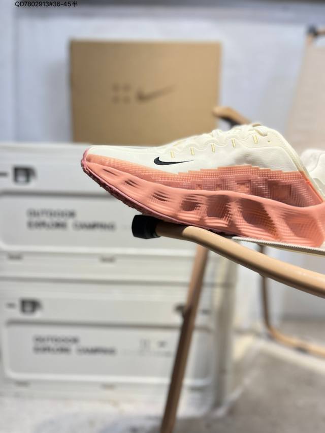 Nike Vomero Premium 耐克顶级迈柔 路跑鞋，通过超强缓震与舒适度的全面提升令跑步更加轻松，缓解冲击压力，加快恢复节奏。 货号：Dx4215 Q