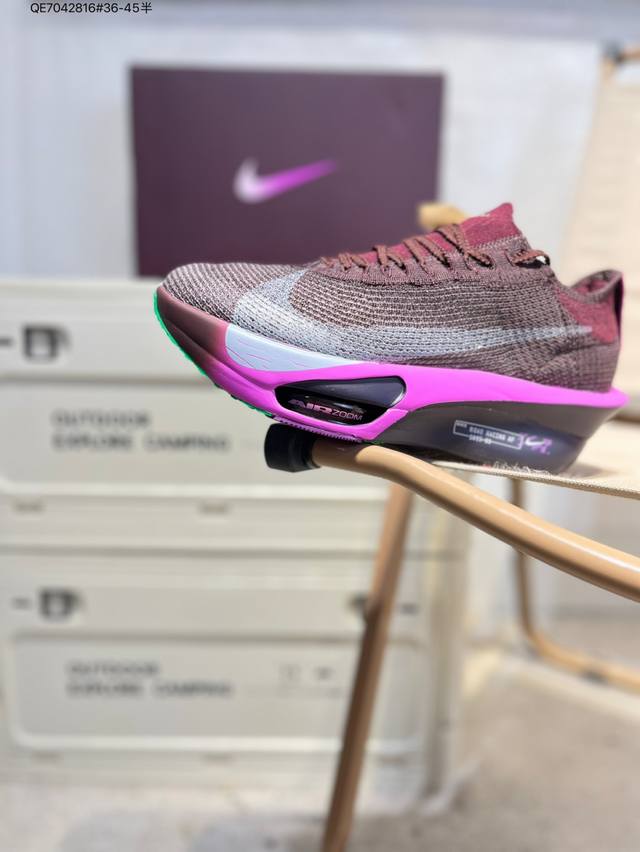 新品发布 Nike Air Zoom Alphafly Next% 整体采用前作的设计语言，并且对后者的细节进行升级，马拉松和长距离路跑的性能极限设计而生。Ib