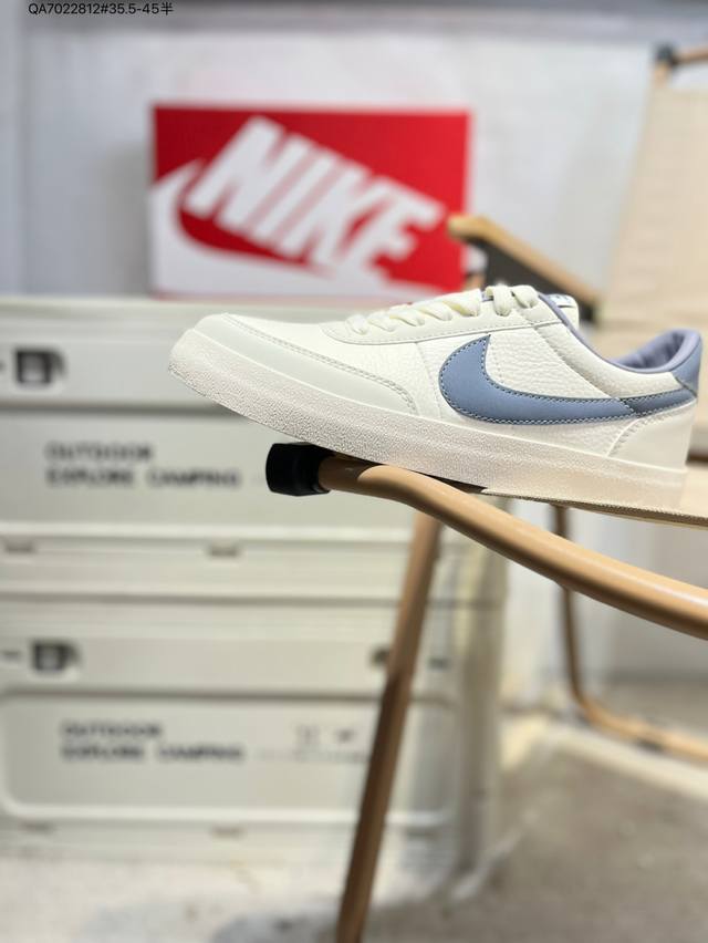 耐克板鞋 生胶复古板鞋J.Crew X Nike 联名 Killshot Ii Leather 采用米白色皮革制作鞋身，蓝色 Swoosh 点缀其中，最后搭载棕