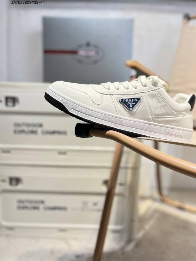 Prada 普拉达 专柜同步上市， 新款男鞋、面料精选原版小牛皮，。头层进口丝绸牛皮内里。原版牛里垫脚！原版开模防滑Pu大底，精美线条、简约大气，上脚感超级舒适