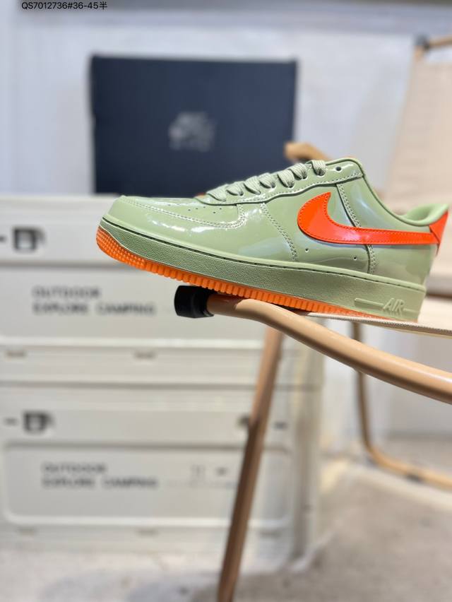 耐克 Nike Air Force 1 '07空军一号 百搭休闲运动板鞋。柔软、弹性十足的缓震性能和出色的中底设计，横跨复古与现代的外型结合，造就出风靡全球三十
