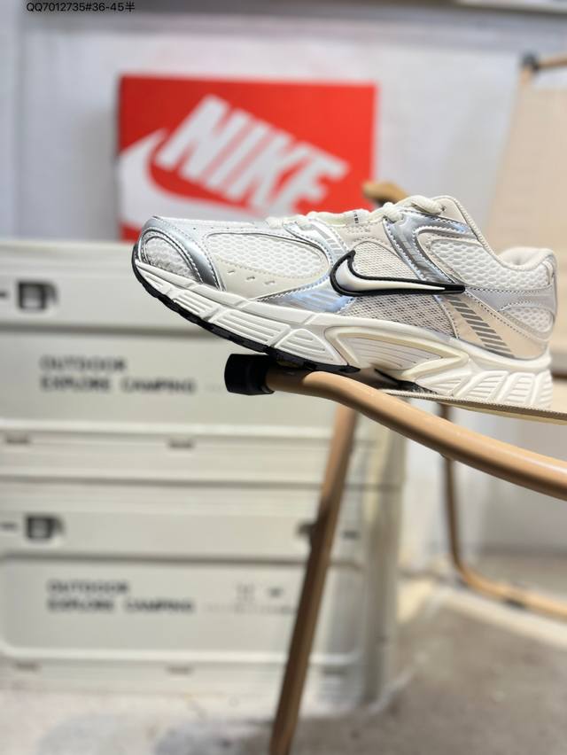 Nike V5 Rnr 舒适百搭防滑耐磨 低帮跑步鞋 舒适有型适合日常穿着该鞋款延续千禧年经典设计搭载泡绵中底厚实而轻盈匠心细节巧搭立体耐克勾标志焕新演绎复古跑