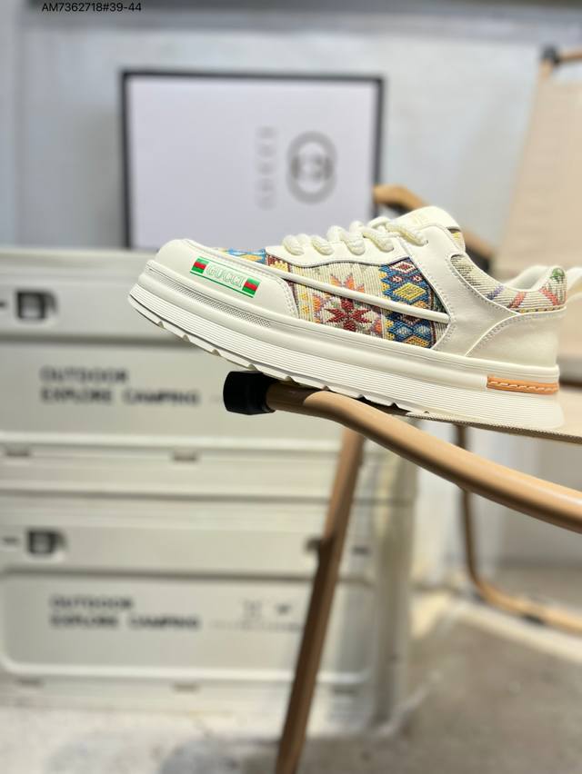Gucci 古驰顶级进口材料 极为亲肤舒适 摸上去非常的细腻 版型上很正 进口牛皮+真皮内里+几何构图案 奢华生动 图案透气不闷热 更为牢固耐穿 色彩更为鲜艳绚