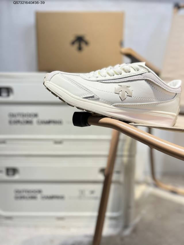 Descente Cron Racer 迪桑特休闲鞋，女款设计，迪桑特Cron Racer系列是一款融合日系极简设计与功能科技的多场景休闲鞋，核心特点如下：1.