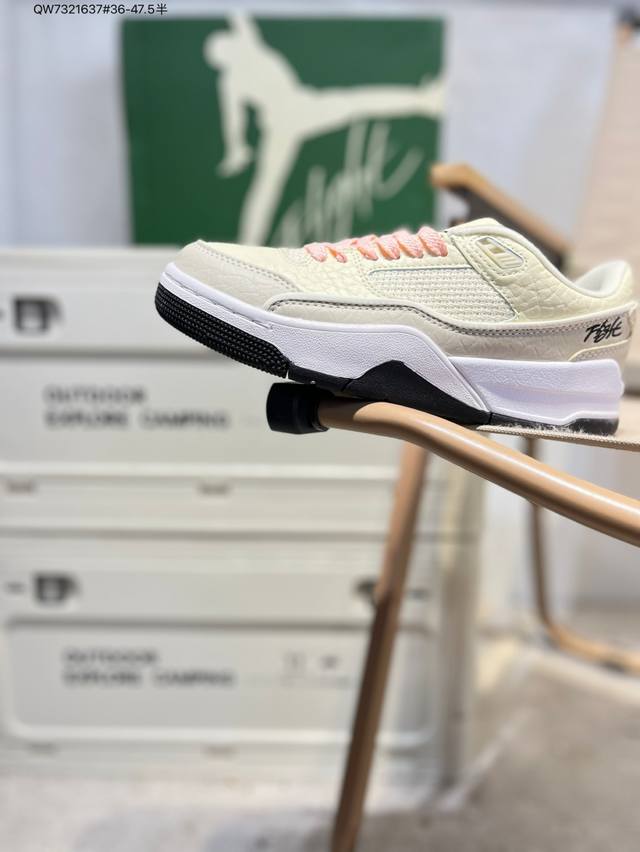 Air Jordan Flight Court 乔丹低帮复古篮球鞋 设计简约又不失复古韵味 鞋内的鞋垫柔软且有弹性 能够很好地缓冲落地时的冲击力 鞋面的材质贴合