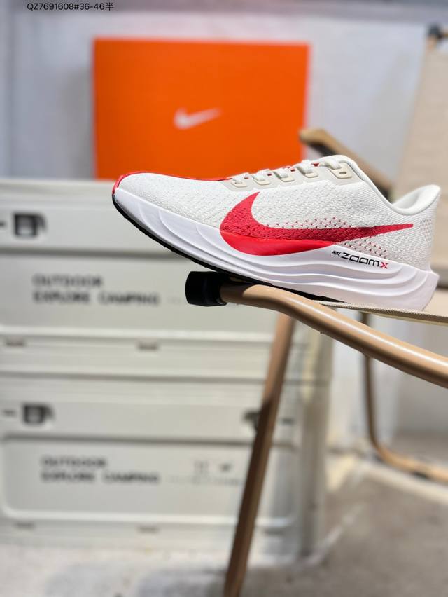 Nike 耐克 男女鞋真标半码制，升级原楦原纸版数据开发，采用弹性 Flyknit 飞织鞋面材质，内里嵌入定型海绵，全掌型 Zoomx 泡绵中底，外置防滑耐磨橡