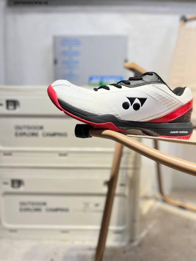 Yonex 尤尼克斯 尤尼克斯 Yonex 成立时间1946年，总部地点是日本东京，是世界著名的羽毛球品牌。为了尽量满足不同使用需求，尤尼克斯研发了大量的型号的