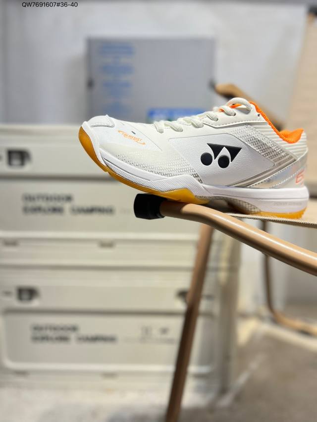 Yonex 尤尼克斯 尤尼克斯 Yonex 成立时间1946年，总部地点是日本东京，是世界著名的羽毛球品牌。为了尽量满足不同使用需求，尤尼克斯研发了大量的型号的