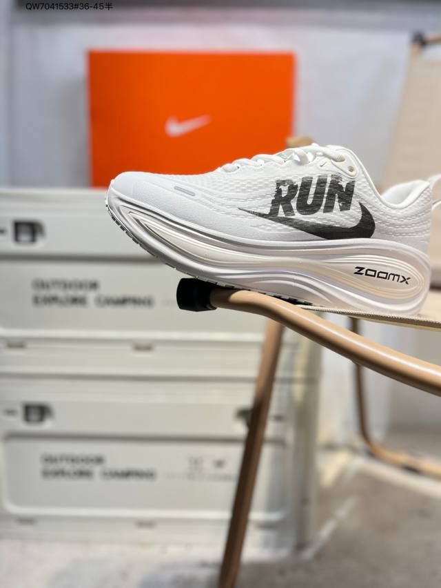 Nike 耐克 男女鞋半码制，采用科技织法轻盈织物合成鞋面材质，Zoomx 泡绵后跟和前掌 Reactx 泡绵，外置外置防滑耐磨橡胶底片造舒适迈步体验,助力日常