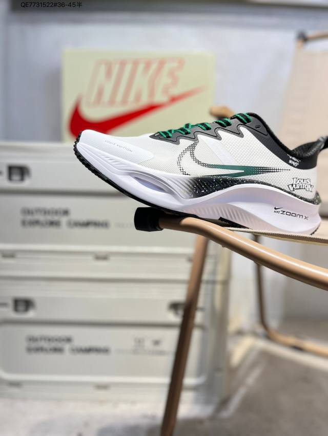 耐克Nike Vomero Plus 反转Swoosh｜跑鞋圈新王！厚底增高运动跑步鞋 时尚老爹鞋 这双Vomero Plus真的太绝了！反转Swoosh设计超