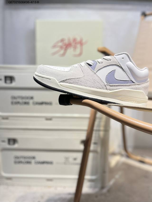 Air Jordan Stadium Aj90 潮流运动板鞋 充满了对Tinkerhathield 原创设计的致敬 包括中足网状面板、前足外侧的鲨鱼齿轮廓、加垫