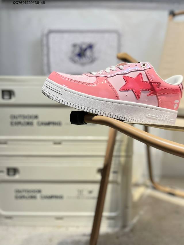 耐克 Nike Air Force 1 '07空军一号 中帮百搭休闲运动板鞋。柔软、弹性十足的缓震性能和出色的中底设计，横跨复古与现代的外型结合，造就出风靡全球