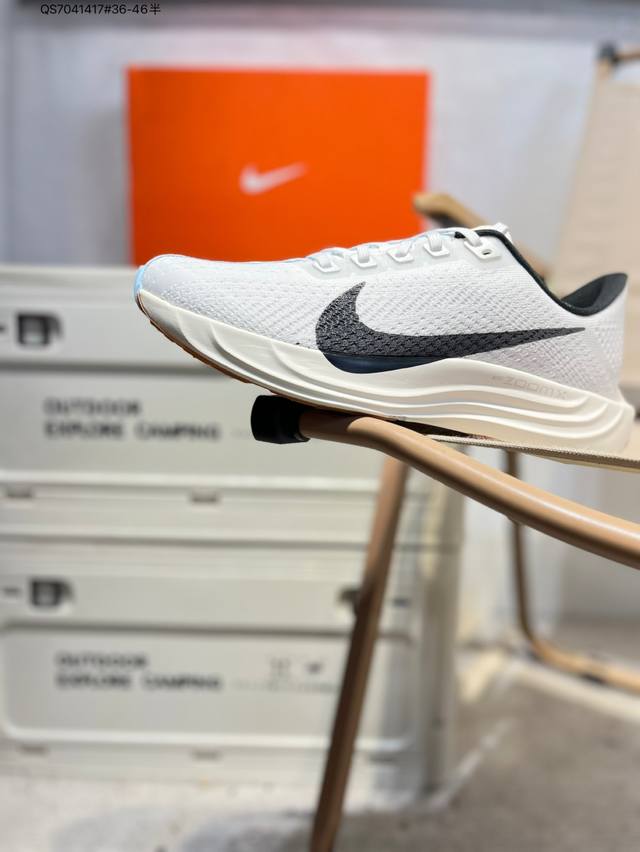 Nk Zoom Pegasus Plus 超级飞马涡轮增压马拉松慢跑鞋 Fq7262 在设计上延续了原版鞋款的经典风格，向 Pegasus Turbo 致敬。鞋