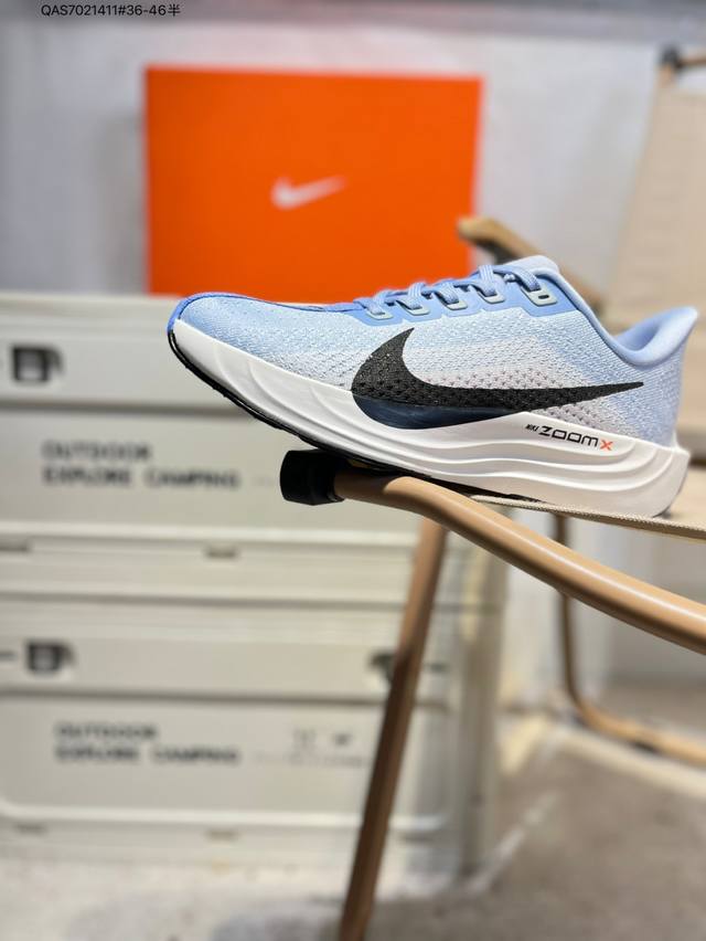 升级原楦原纸版数据开发 采用弹性 Flyknit 飞织鞋面材质 内里嵌入定型海绵 全掌型 Zoomx 泡绵中底 外置防滑耐磨橡胶底片竞训神鞋飞马Plus回归,耐