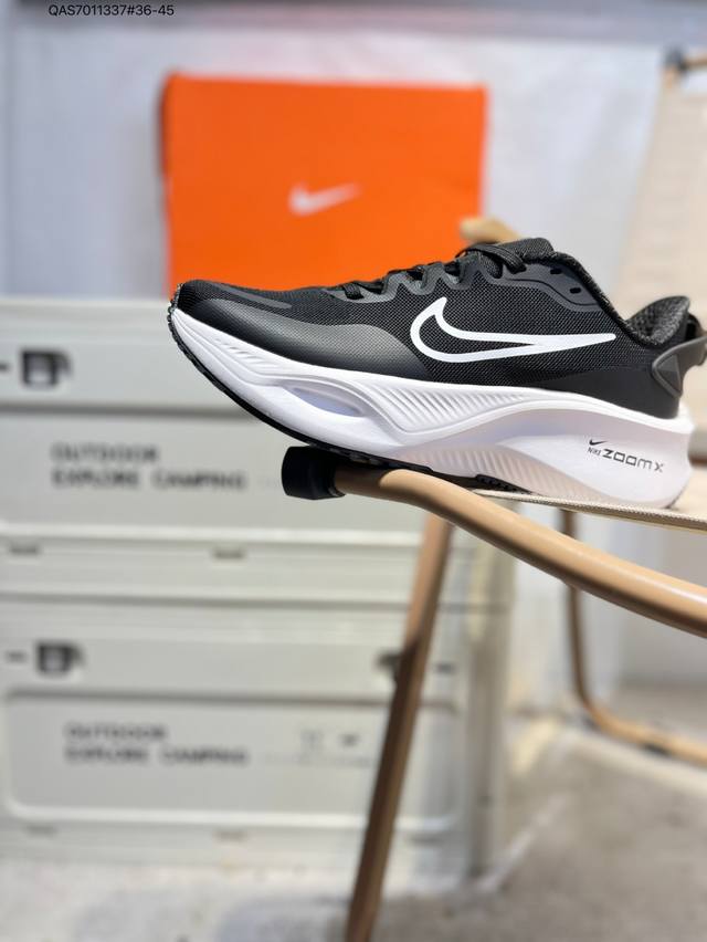 Nike Zoom Plus 全新跑鞋 兼顾迅疾外观和稳固脚感 后跟覆面和中足动态支撑巧妙融合 缔造稳定顺畅的迈步体验 采用密度更高的材料而且去除了前一代中操作