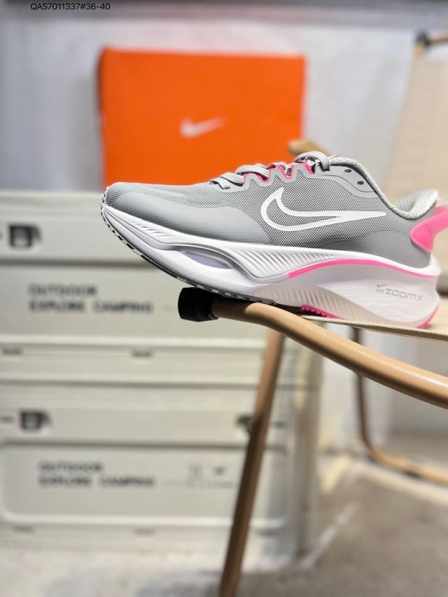 Nike Zoom Plus 全新跑鞋 兼顾迅疾外观和稳固脚感 后跟覆面和中足动态支撑巧妙融合 缔造稳定顺畅的迈步体验 采用密度更高的材料而且去除了前一代中操作