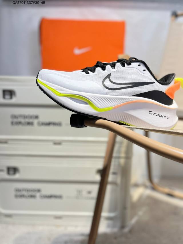 Nike Zoom Plus 全新跑鞋 兼顾迅疾外观和稳固脚感 后跟覆面和中足动态支撑巧妙融合 缔造稳定顺畅的迈步体验 采用密度更高的材料而且去除了前一代中操作