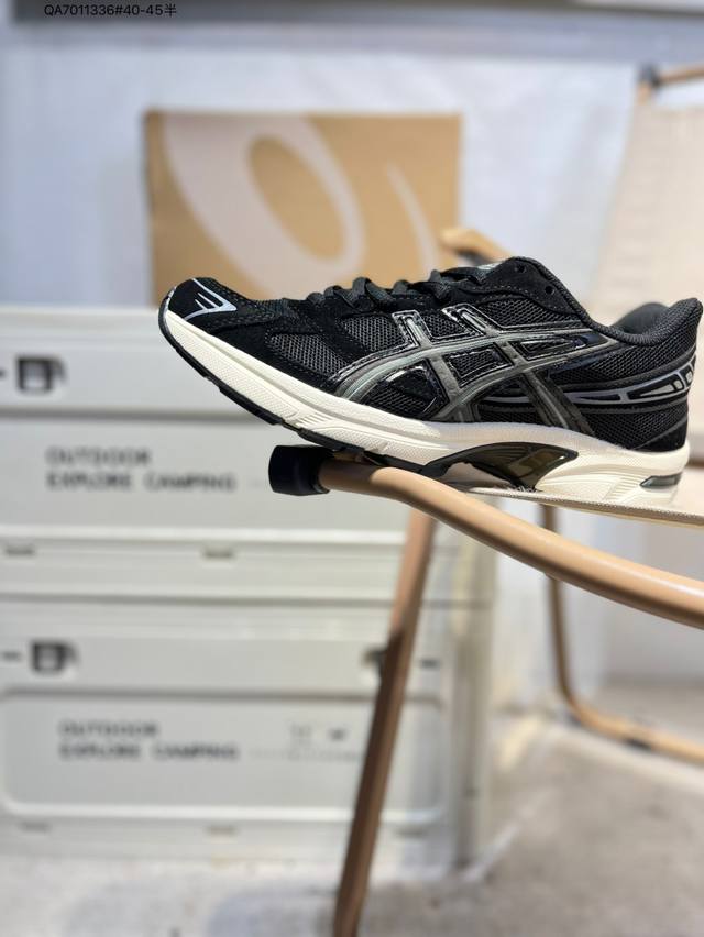 Asics Gel-1 亚瑟士经典跑鞋 如今机能风和户外风吹得正劲，便是主打“Urban Outdoor机能越野风格”，城市和户外场景都能轻松应对。关键是跑鞋的