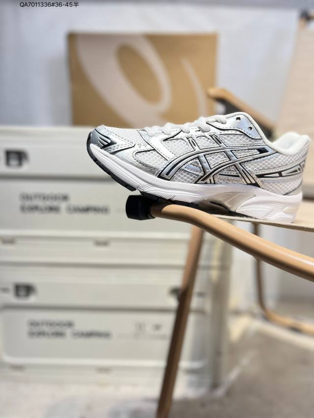 Asics Gel-1 亚瑟士经典跑鞋 如今机能风和户外风吹得正劲，便是主打“Urban Outdoor机能越野风格”，城市和户外场景都能轻松应对。关键是跑鞋的