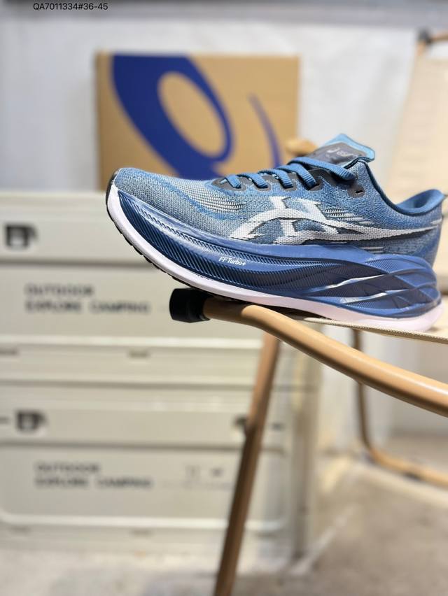Asics Superblast 2 Paris亚瑟士经典跑鞋 如今机能风和户外风吹得正劲，便是主打“Urban Outdoor机能越野风格”，城市和户外场景都
