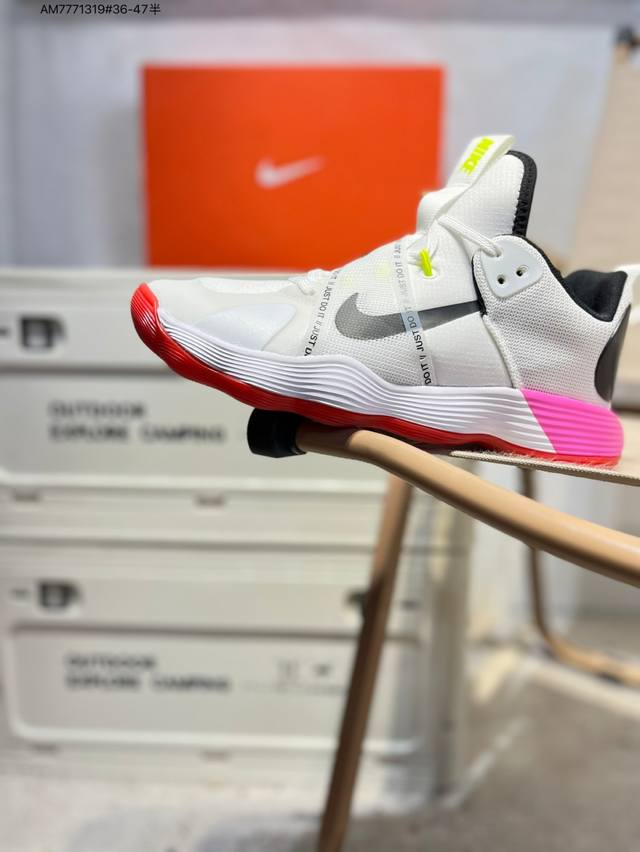 Nike React Hyperset 篮球鞋 原鞋开发 全鞋底React科技缓震及能量反馈 上脚舒适回弹 绑带系统和后跟填充 使 Hyerset拥有 更出色的