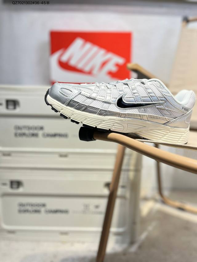 耐克 Nike P-6000 Laser Blue 复古科技个性运动老爹鞋。该鞋款鞋面采用纵横交错的覆面，重现 2000 年代跑鞋风格，同时搭配缓震鞋垫，带来舒
