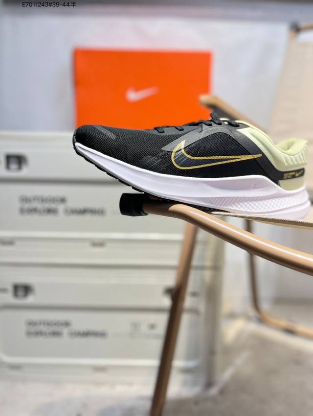 福利特价Nike Quest 4 男子跑鞋 网面透气 时尚休闲跑步鞋 简约高科技设计采用多层材料，为双足带来凉爽感受和稳固体验时尚鞋面搭配中足包覆设计，提供稳固