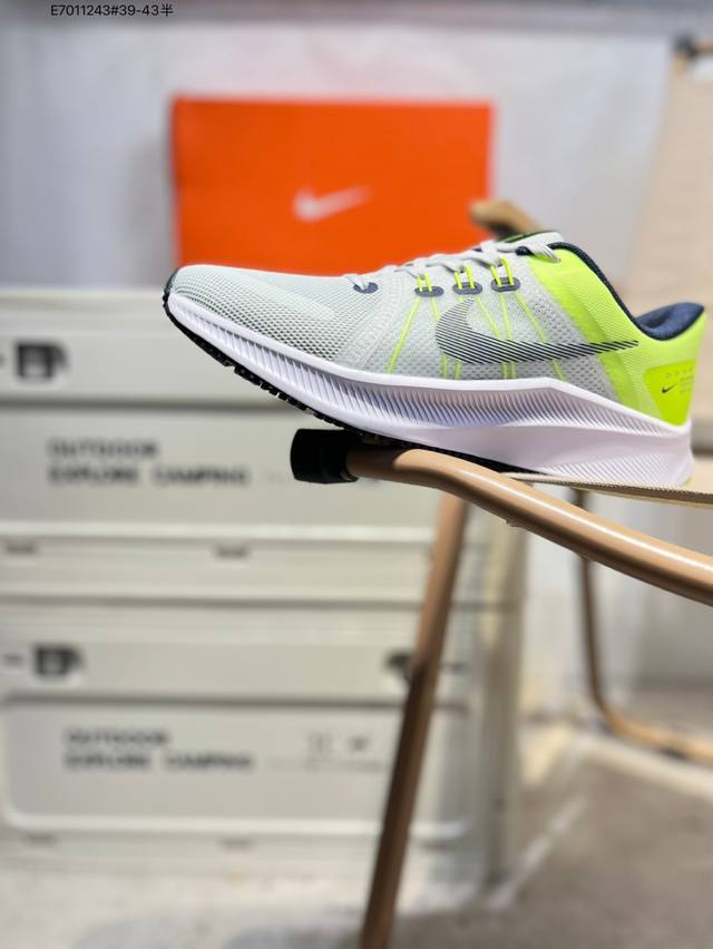 福利特价Nike Quest 4 男子跑鞋 网面透气 时尚休闲跑步鞋 简约高科技设计采用多层材料，为双足带来凉爽感受和稳固体验时尚鞋面搭配中足包覆设计，提供稳固