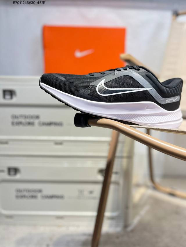 福利特价Nike Quest 4 男子跑鞋 网面透气 时尚休闲跑步鞋 简约高科技设计采用多层材料，为双足带来凉爽感受和稳固体验时尚鞋面搭配中足包覆设计，提供稳固