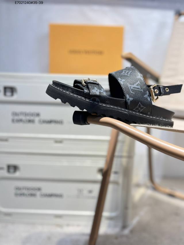 福利特价Louis Vuitton Lv路易威登 春夏沙滩鞋凉鞋系列 鞋面：Lv经典老花面料搭配原版开模五金金属扣件 大底：原版开模大底8010 E702124