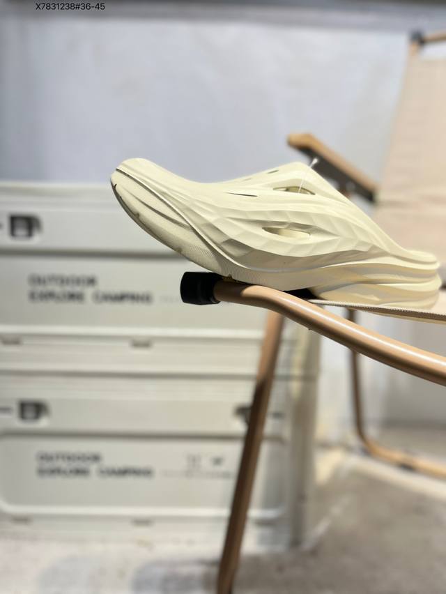 开学季福利特价未来主义轮廓,美国新兴跑鞋品牌Hoka One One Ora Recovery Slide 奥拉系列舒适泡棉厚底增高水路两用休闲户外露营洞洞鞋凉