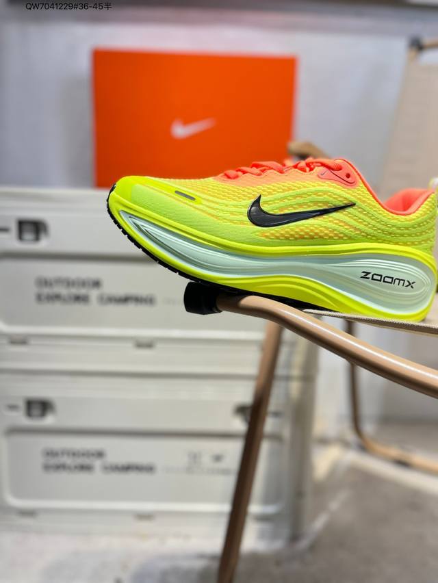 Nike Vomero Plus 耐克 舒适减震防滑 低帮跑步鞋 全掌Reactx泡绵中底 前掌和后跟还配备了Air Zoom气垫单元 据说跑起来更快更舒适哦