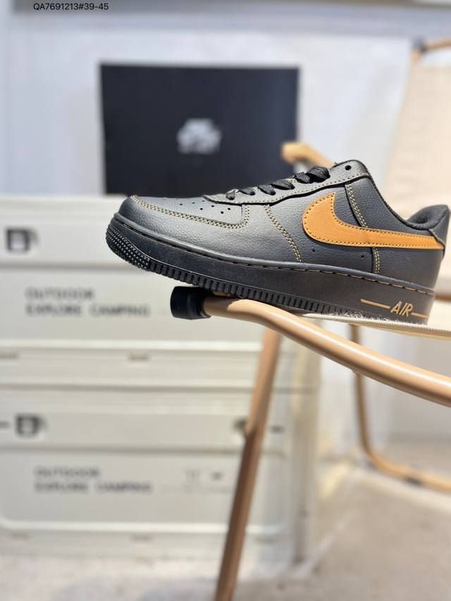 耐克 Nike Air Force 1 '07空军一号 中帮百搭休闲运动板鞋。柔软、弹性十足的缓震性能和出色的中底设计，横跨复古与现代的外型结合，造就出风靡全球