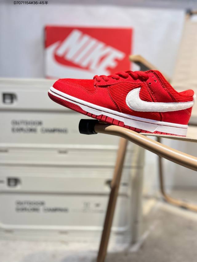 开学季福利特价耐克Nike Dunk Low 板鞋Sb系列经典百搭休闲运动板鞋加厚鞋舌的填充，使舒适性大大提升，同时也更方便穿脱中底部分则加入了脚感柔软舒适Zo