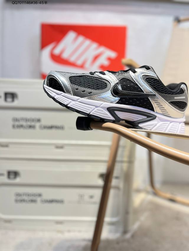 Nike V5 Rnr 舒适百搭防滑耐磨 低帮跑步鞋 舒适有型适合日常穿着该鞋款延续千禧年经典设计搭载泡绵中底厚实而轻盈匠心细节巧搭立体耐克勾标志焕新演绎复古跑