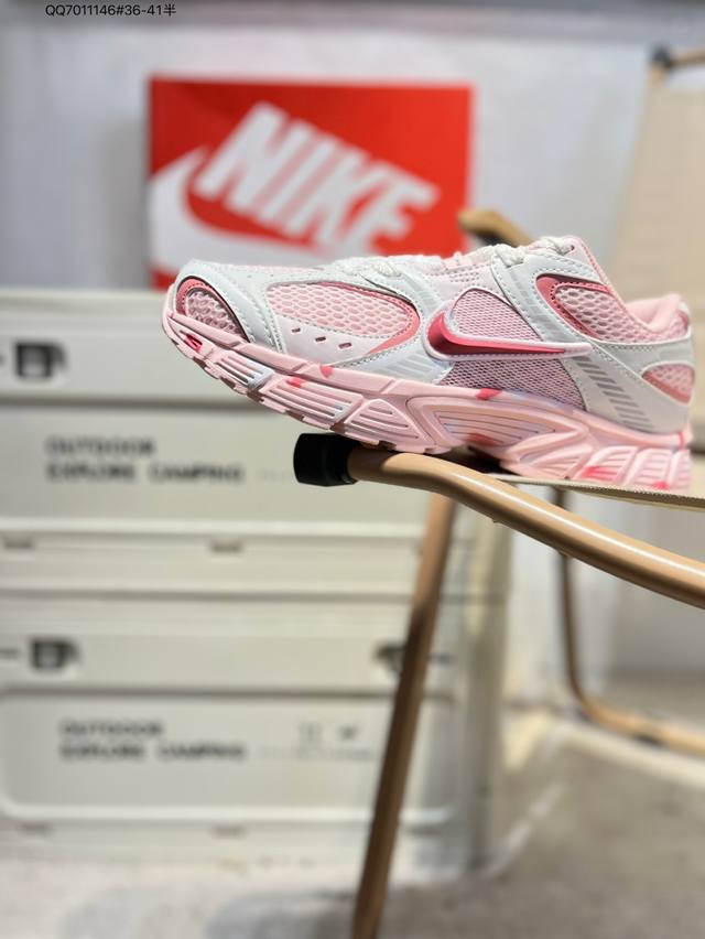 Nike V5 Rnr 舒适百搭防滑耐磨 低帮跑步鞋 舒适有型适合日常穿着该鞋款延续千禧年经典设计搭载泡绵中底厚实而轻盈匠心细节巧搭立体耐克勾标志焕新演绎复古跑