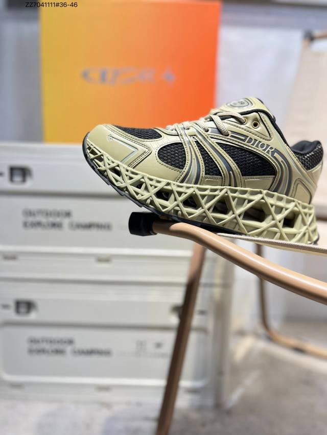 Dior迪奥 B35 圆头系带 低帮 生活休闲鞋 采用轻盈的橡胶精心制作 饰以曲纹藤格纹 Cosmo图案 重新诠释经典设计 镂空设计搭配橡胶内底若隐若现 呈现鲜