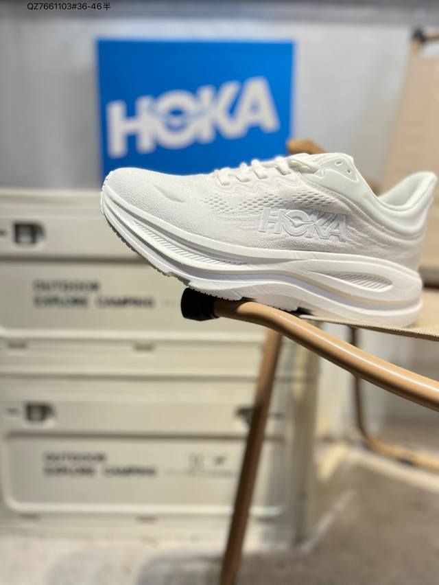 Hoka M Bondi 9 轻盈跑鞋这个品牌来自于新西兰的毛利语，Hoka表示大地，One One表示飞越，连起来就是飞越地平线，One One不是读作“万万