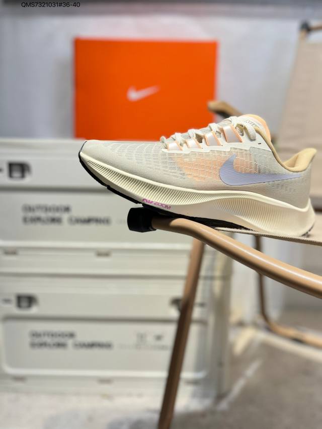 耐克Nike Zoom Pegasus 37 登月37代 超轻网面透气跑步鞋 采用透气网眼鞋面搭配外翻式鞋口，为脚跟区域营造出色舒适度，而在鞋底部分，搭载全掌型