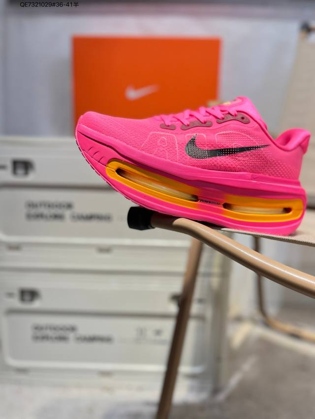Nike Vomero Premium 耐克 舒适减震防滑 低帮跑步鞋 全掌Reactx泡绵中底 前掌和后跟还配备了Air Zoom气垫单元 据说跑起来更快更舒