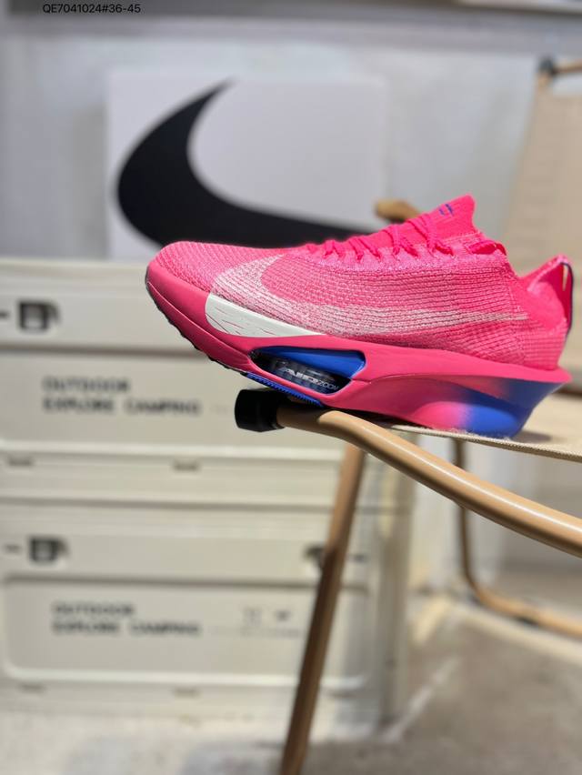 新品发布 Nike Air Zoom Alphafly Next% 整体采用前作的设计语言，并且对后者的细节进行升级，马拉松和长距离路跑的性能极限设计而生。 货