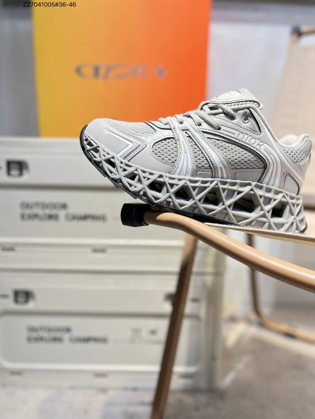 Dior迪奥 B35 圆头系带 低帮 生活休闲鞋 采用轻盈的橡胶精心制作 饰以曲纹藤格纹 Cosmo图案 重新诠释经典设计 镂空设计搭配橡胶内底若隐若现 呈现鲜