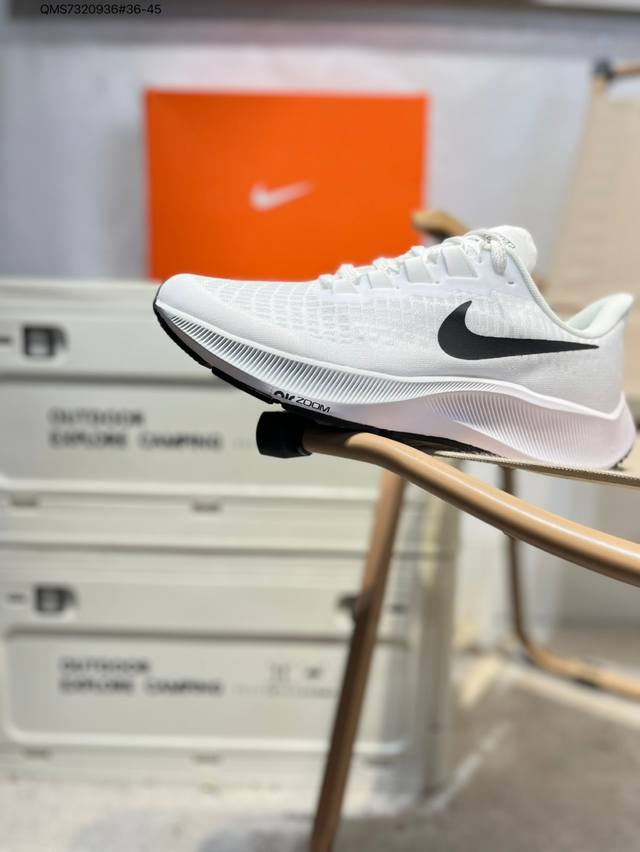 耐克Nike Zoom Pegasus 37 登月37代 超轻网面透气跑步鞋 采用透气网眼鞋面搭配外翻式鞋口，为脚跟区域营造出色舒适度，而在鞋底部分，搭载全掌型
