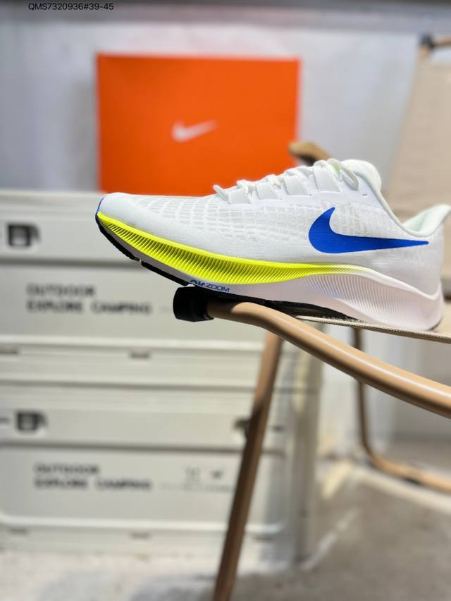 耐克Nike Zoom Pegasus 37 登月37代 超轻网面透气跑步鞋 采用透气网眼鞋面搭配外翻式鞋口，为脚跟区域营造出色舒适度，而在鞋底部分，搭载全掌型