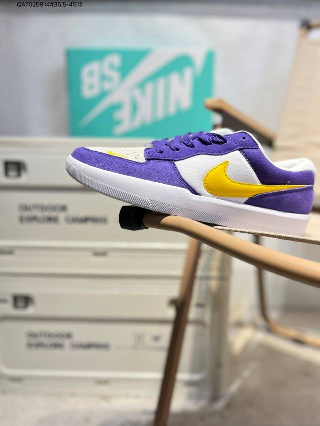 耐克Nike Sb Force 58 运动滑板鞋。这是一款将前沿创新带入街头的单品，它具有硫化杯底，具有出色的耐用性和灵活性。使用柔软皮革和帆布拼接，在饰面上放