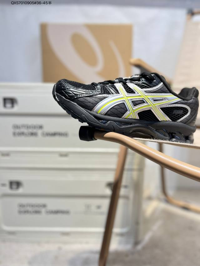 Asics Gel-Nimbus 10.1亚瑟士经典跑鞋 如今机能风和户外风吹得正劲，便是主打“Urban Outdoor机能越野风格”，城市和户外场景都能轻松