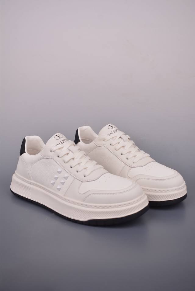 Valentino 华伦天奴休闲铆钉小白鞋 2025最新款时尚运动板鞋 广东纯原出品 走秀情侣爆款 杨洋 关晓彤等众多明星同款 软羊皮低帮运动鞋 经典百搭款 R