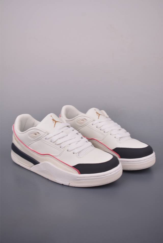 Air Jordan Flight Court 乔丹低帮复古篮球鞋 设计简约又不失复古韵味 鞋内的鞋垫柔软且有弹性 能够很好地缓冲落地时的冲击力 鞋面的材质贴合